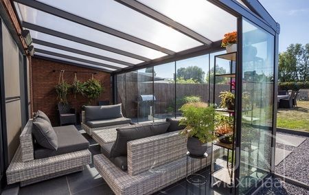 veranda met glazen schuifwanden