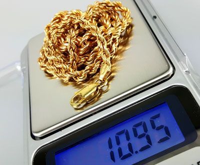 Gold rope chain on digital scale; weight displayed as 10.95.