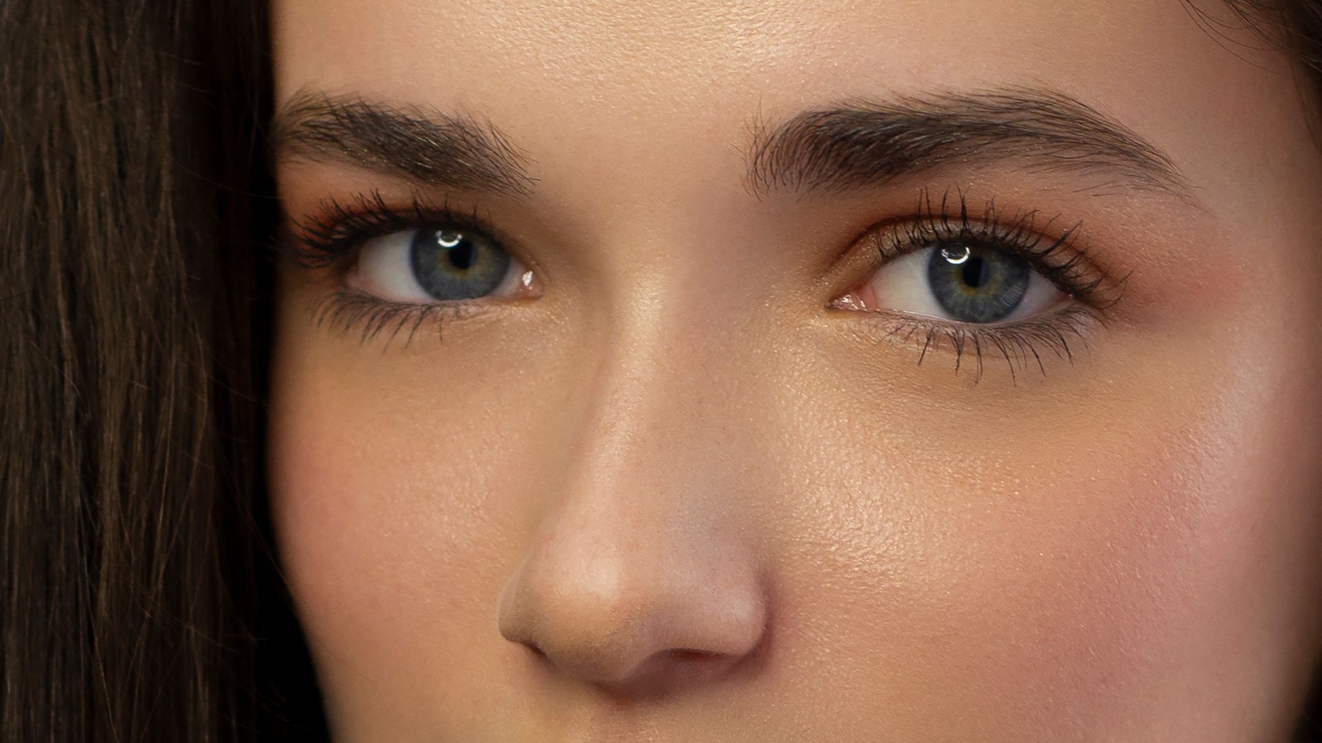 woman with tinted eyebrows and eyelashes