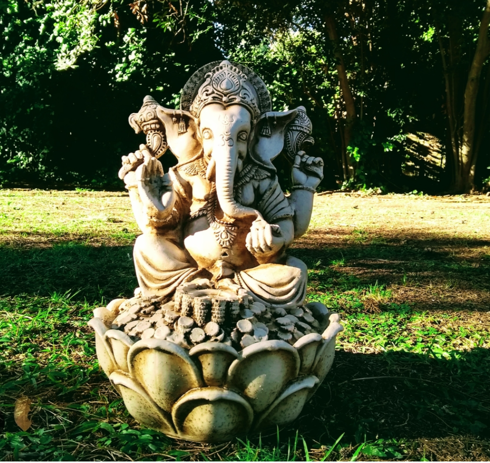 Una estatua de un elefante sentado sobre una flor de loto.