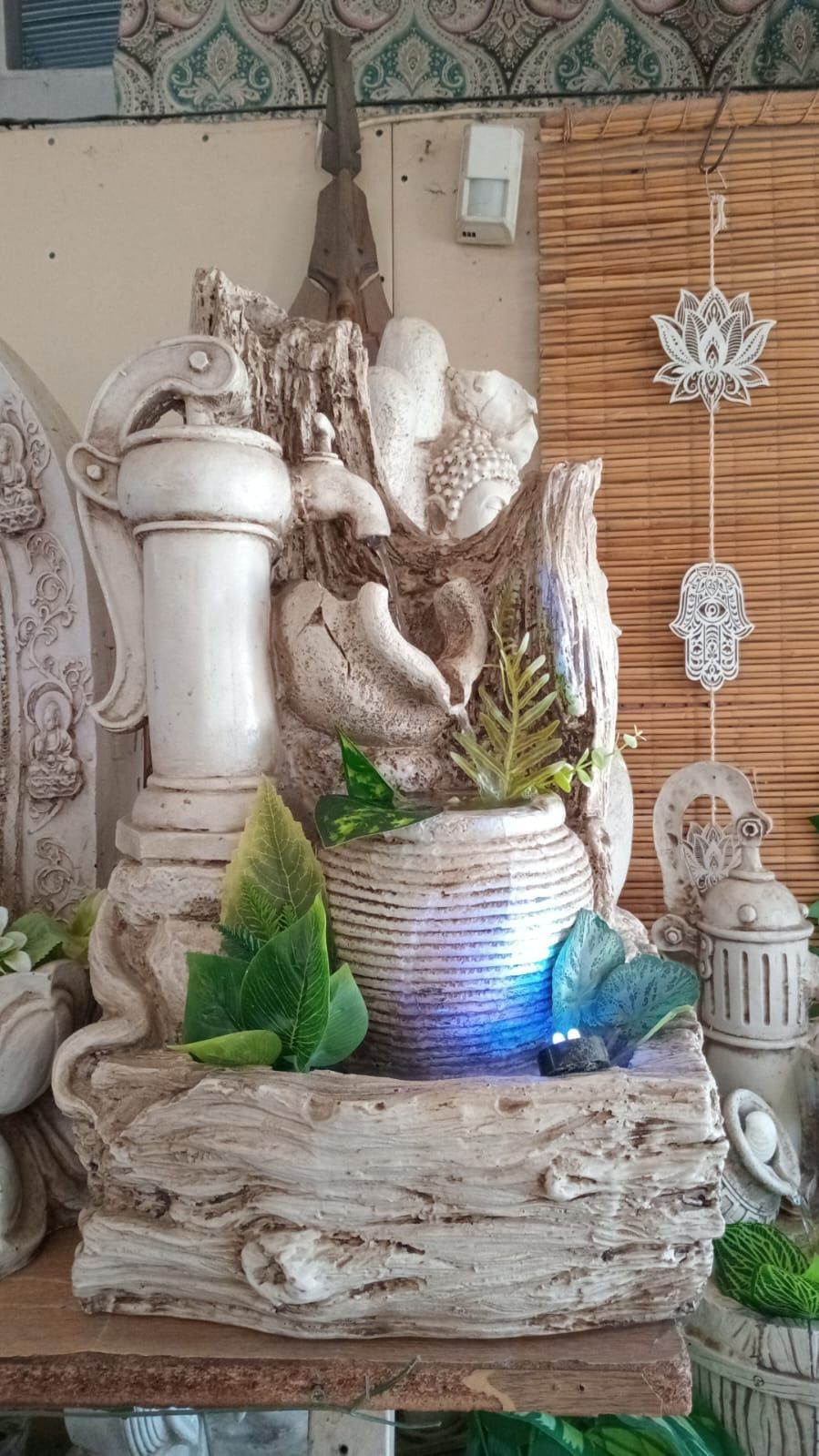 Una fuente está situada encima de una mesa de madera en una habitación.