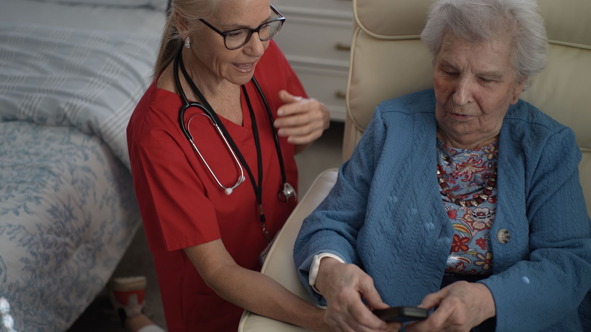 A group of people are sitting in chairs in a circle.