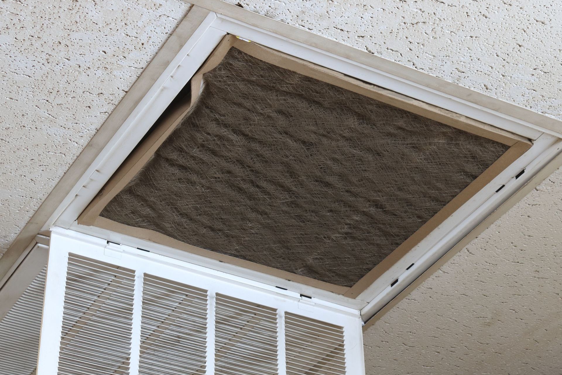 Un filtre à air sale est suspendu au plafond