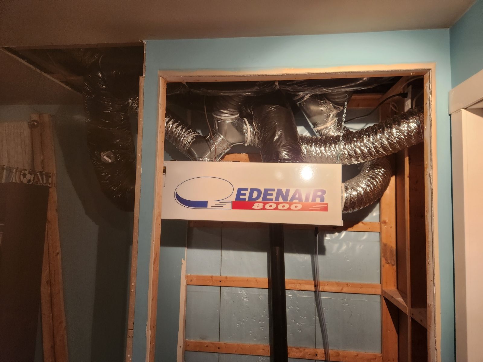 Une pièce avec un panneau indiquant Edenair dessus