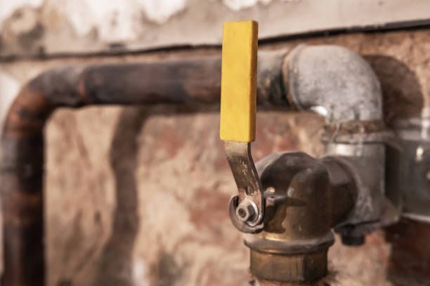 A close up of a gas valve on a pipe.