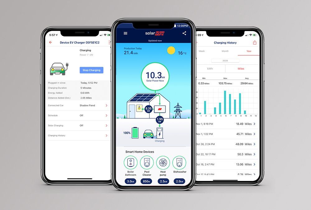 Tre telefoner sitter bredvid varandra på ett bord.