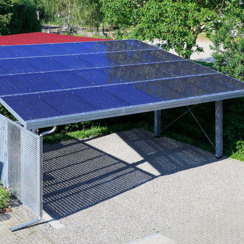 En carport med en massa solpaneler på