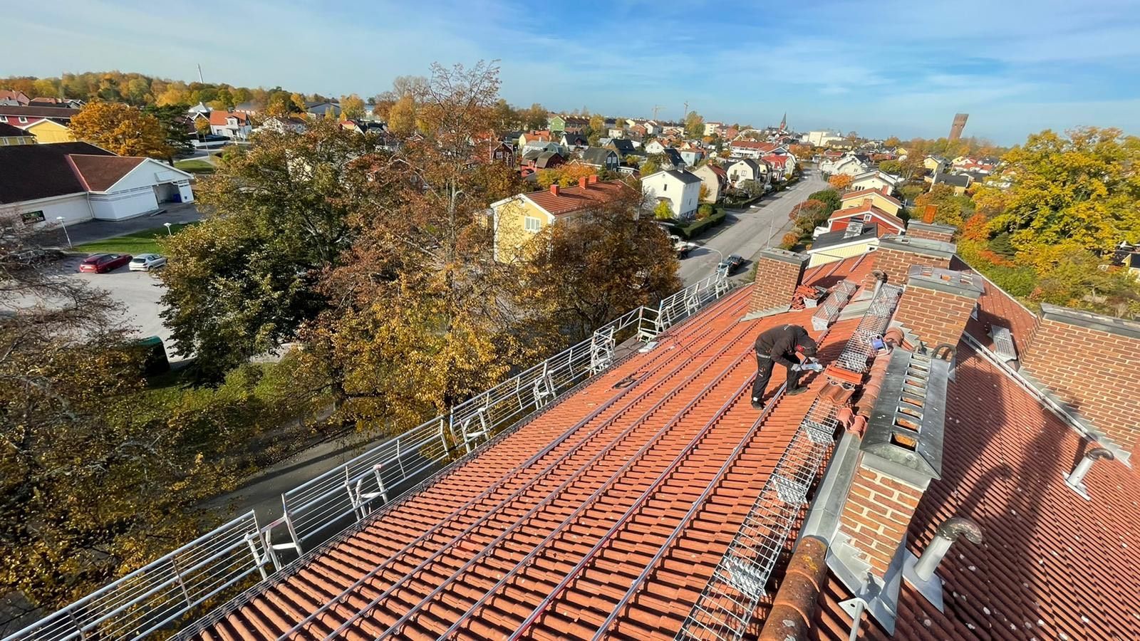 En man arbetar på taket av en byggnad.