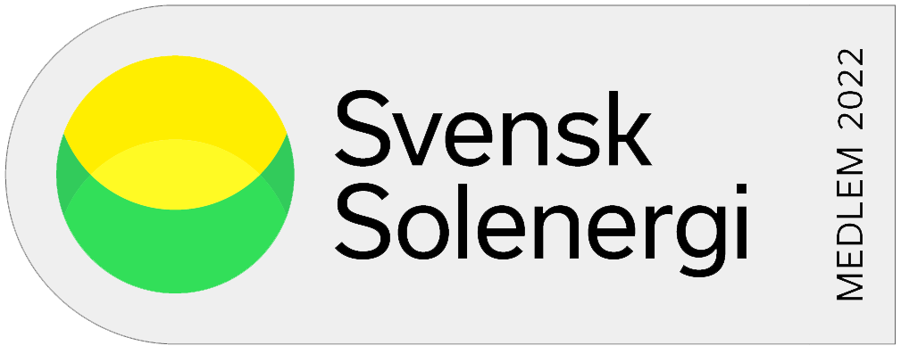 En grön och gul cirkel med orden svensk solenergi skrivna på.