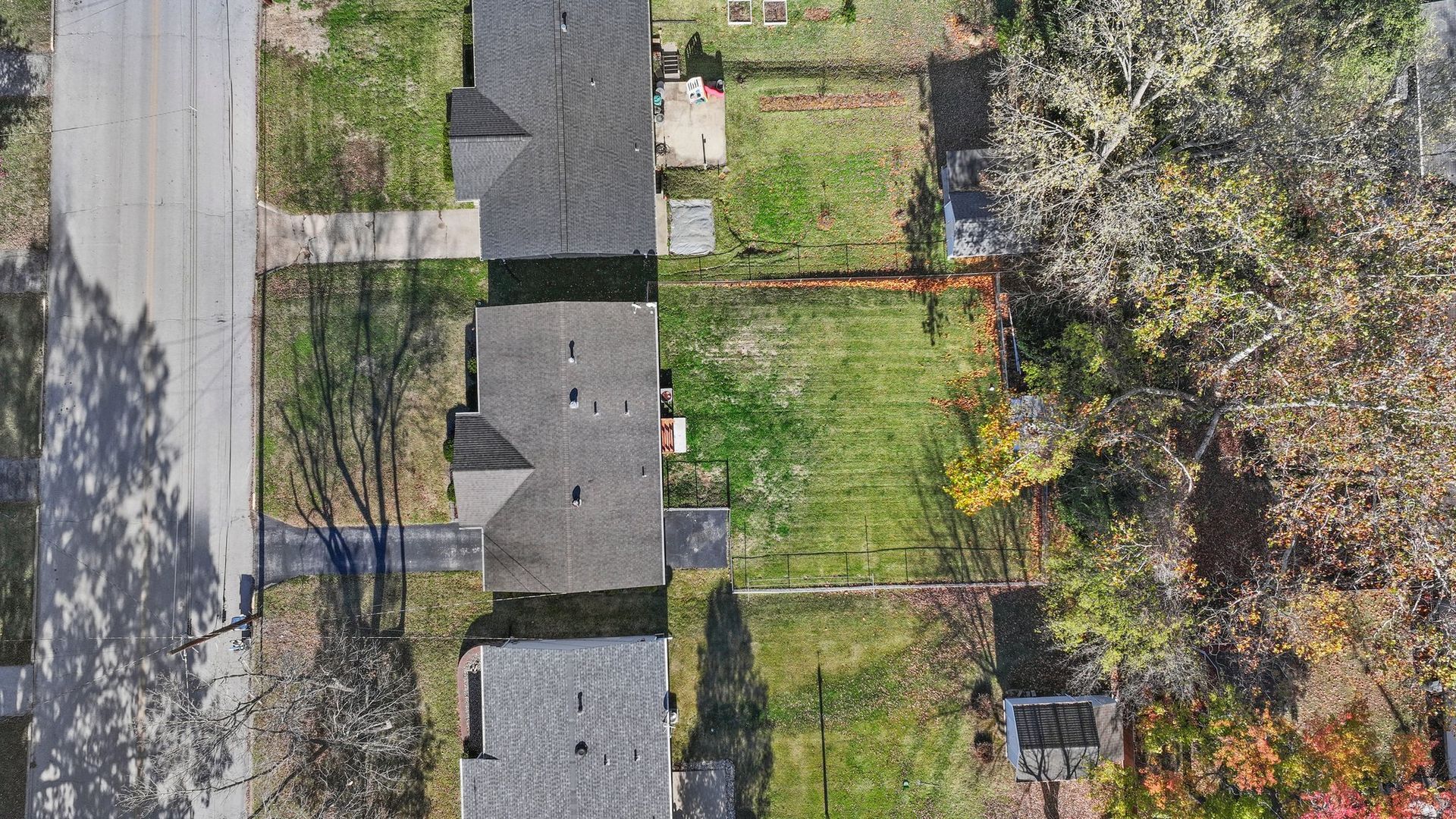 An aerial view of a row of houses and a yard.