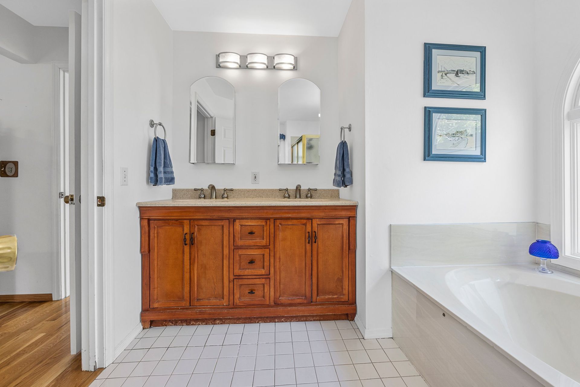 A bathroom with two sinks and a bathtub.