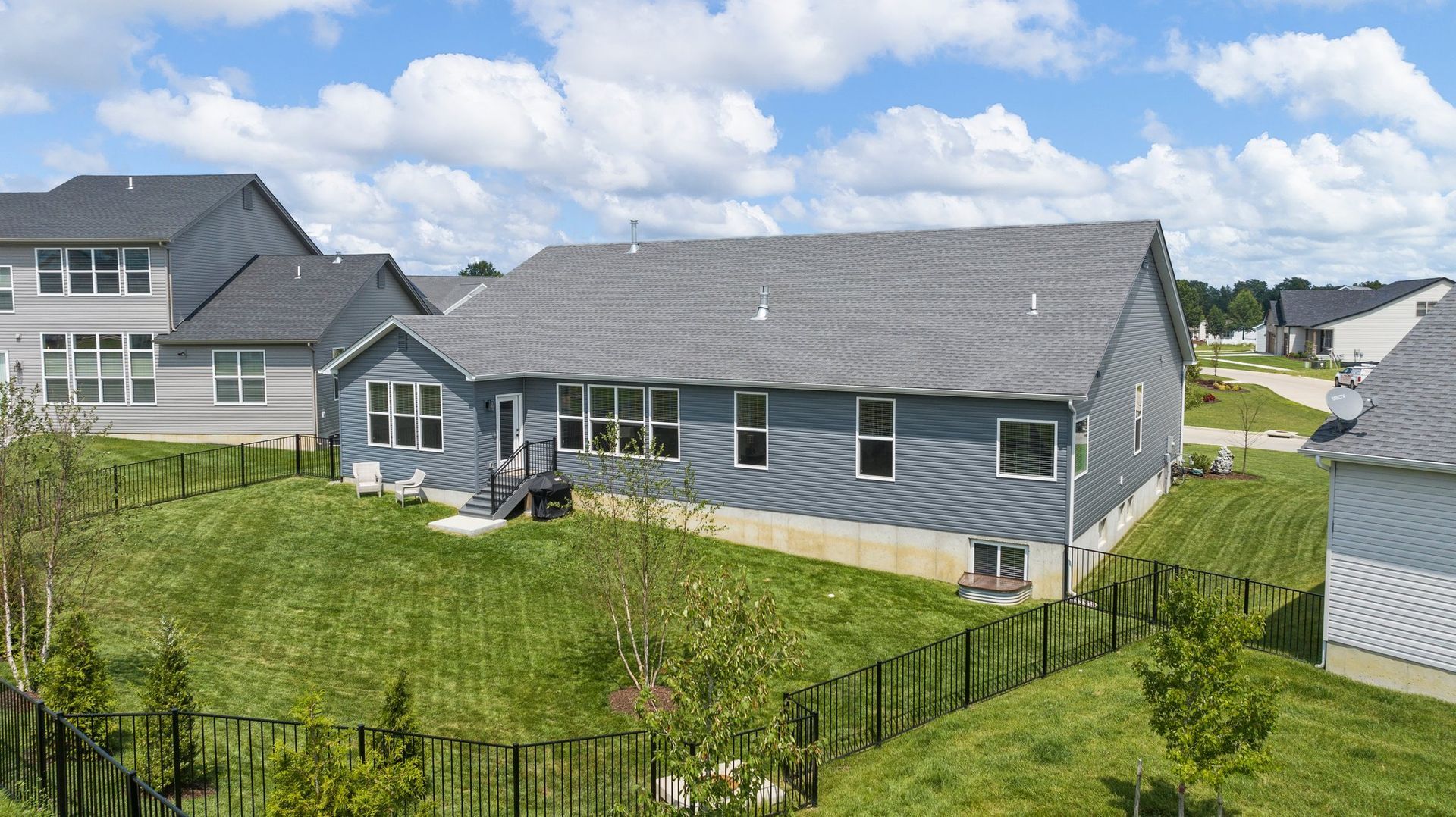 A group of houses are sitting next to each other in a residential area.