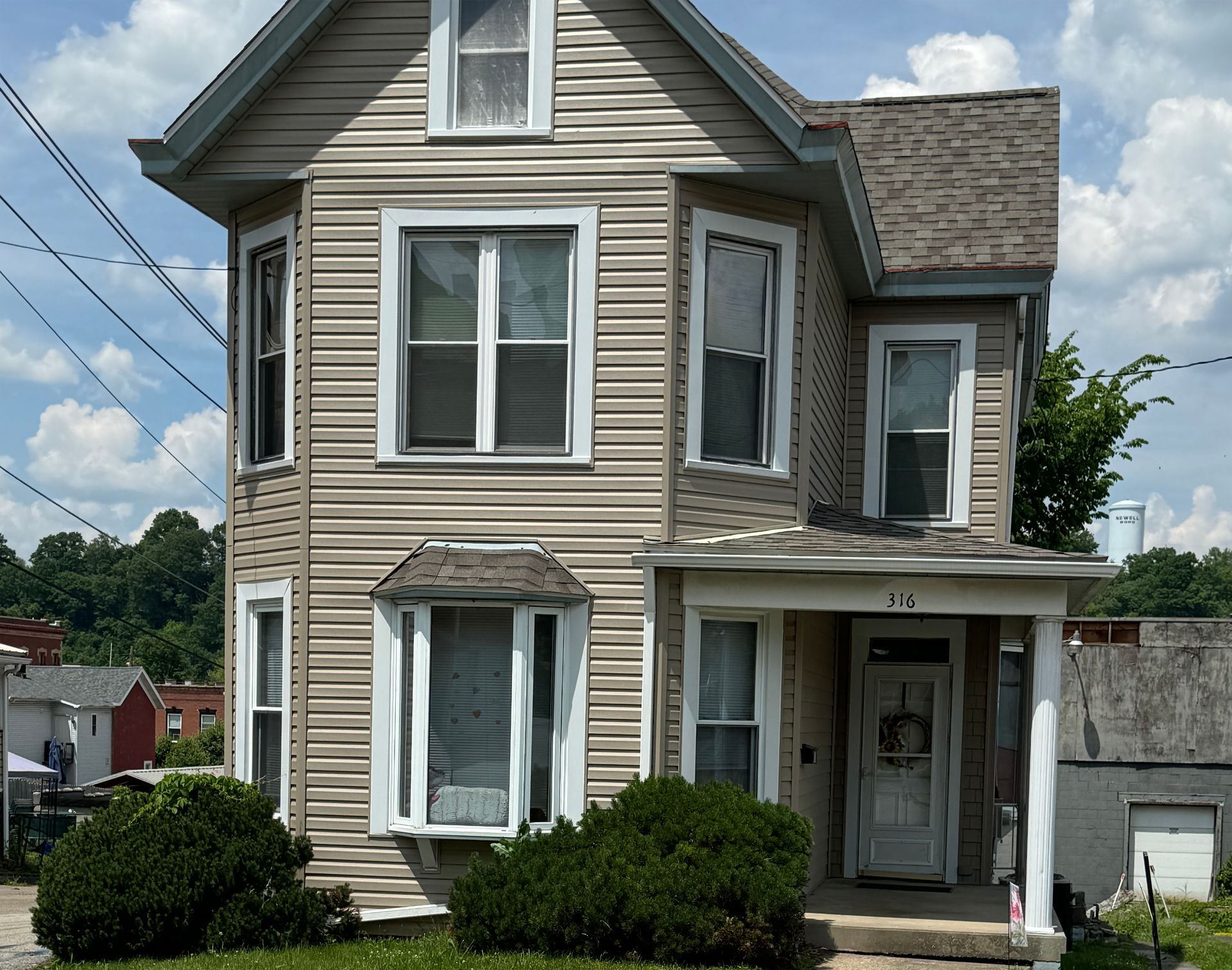 A house with the number 14 on the front of it