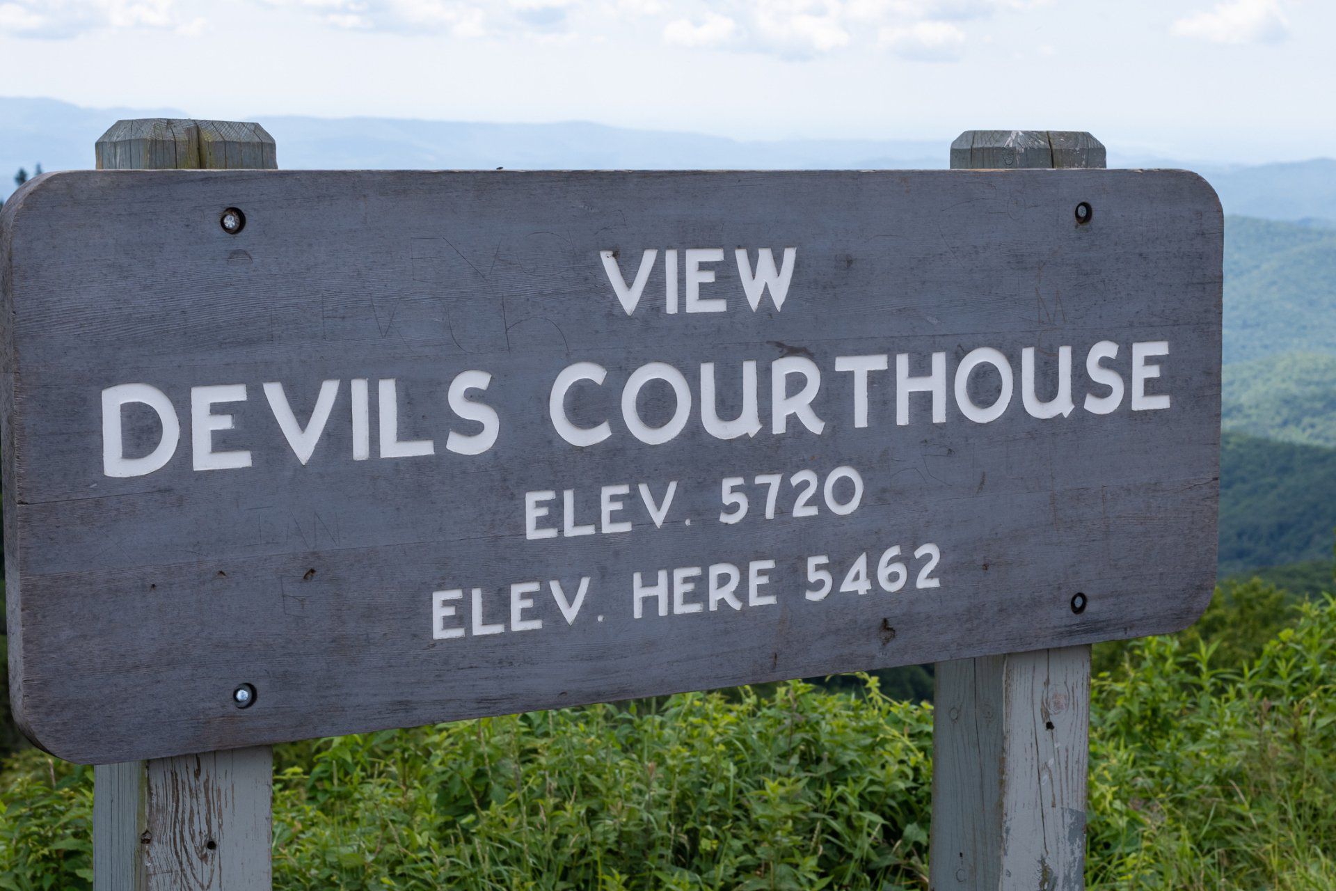 a wooden sign says view devils courthouse elev 5720 elev here 5462