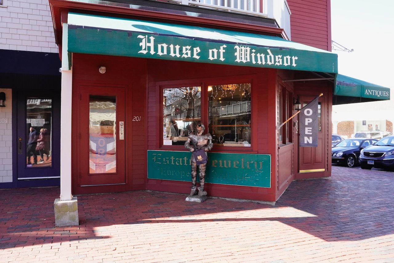 A red building with a green awning that says house of windsor