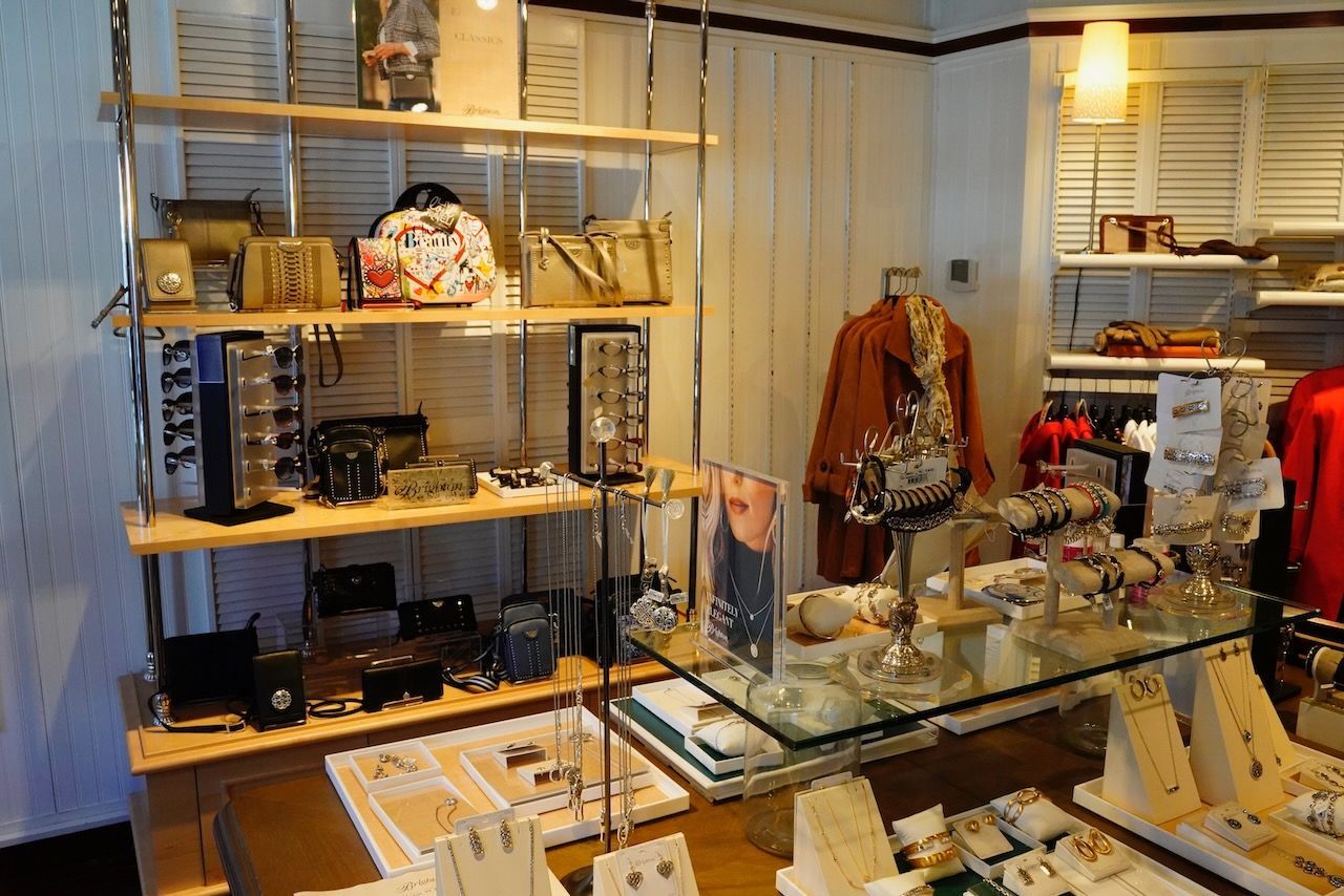 A store filled with lots of jewelry and handbags