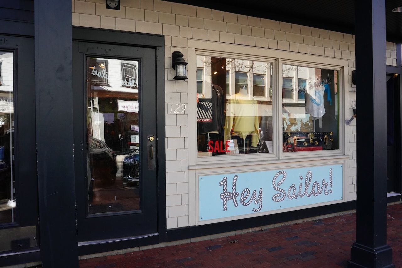 A store front with a sign that says hey smiled
