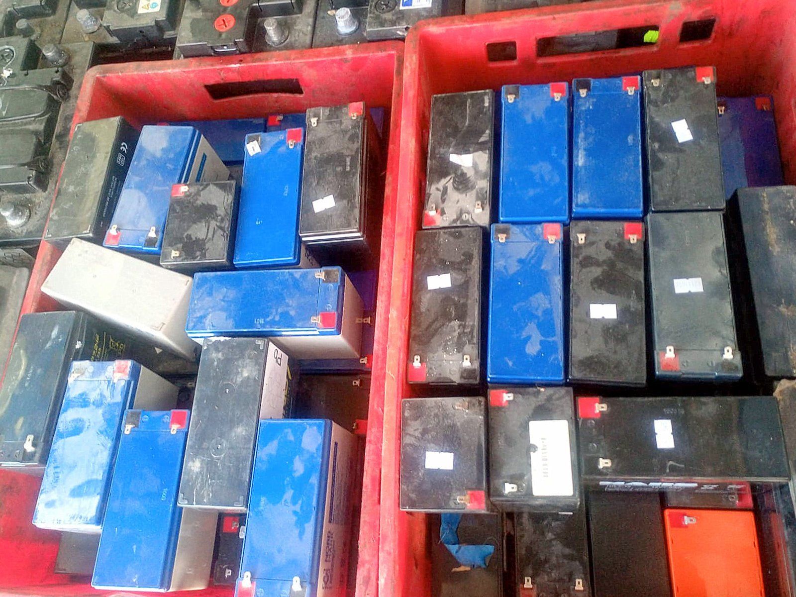 Akumulatorus pieņemam jebkādā stāvoklī, veselus vai bojātus, ar vai bez šķidruma