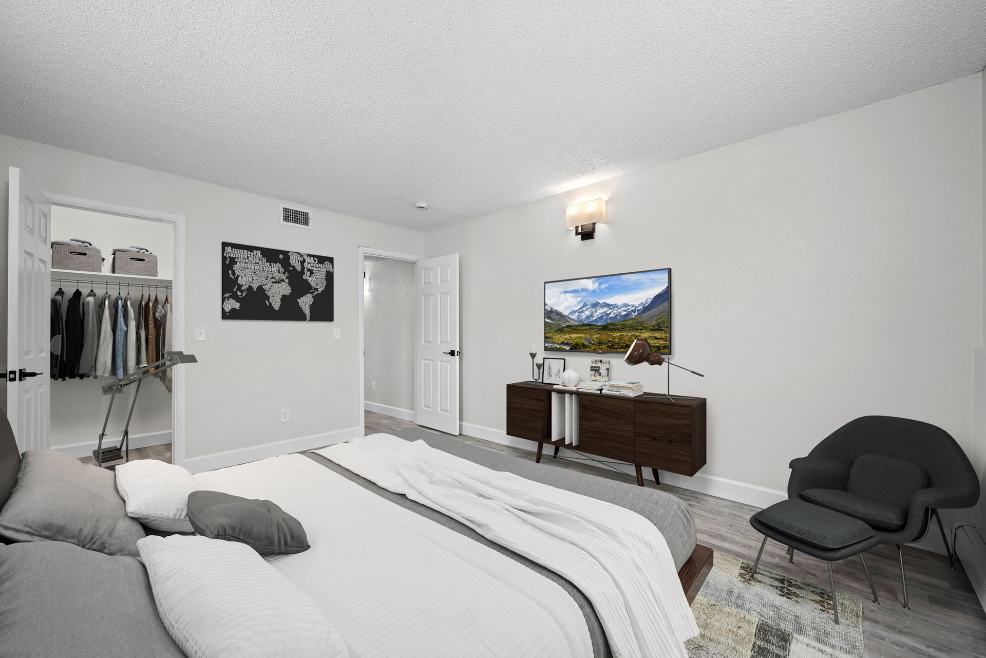 Photo of a medium-size bedroom with a closet in the bacgkround
