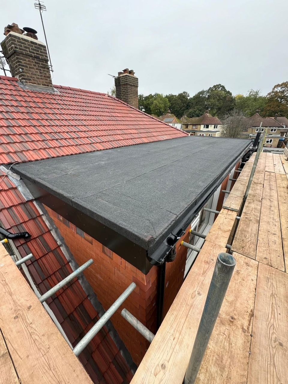 A roof with a flat roof is being built on top of a building.