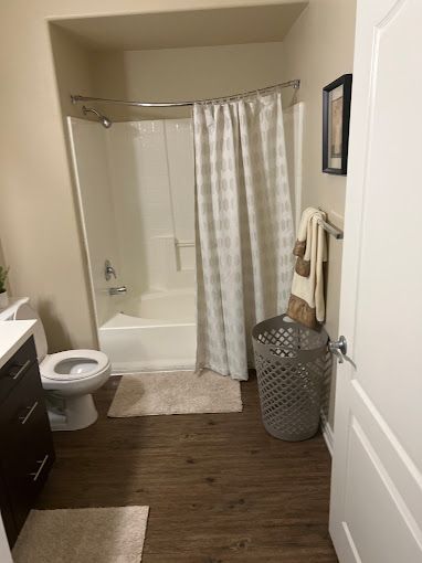 Los Angeles bathroom with clean tub, floors, and vanity after move-out cleaning service