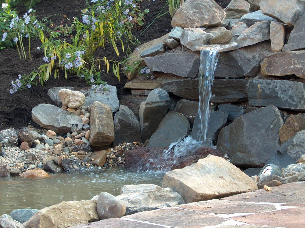 Steingarten mit Wasserfall
