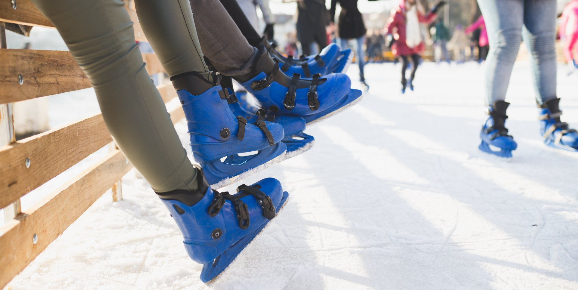Un grupo de personas está patinando sobre hielo en una pista.