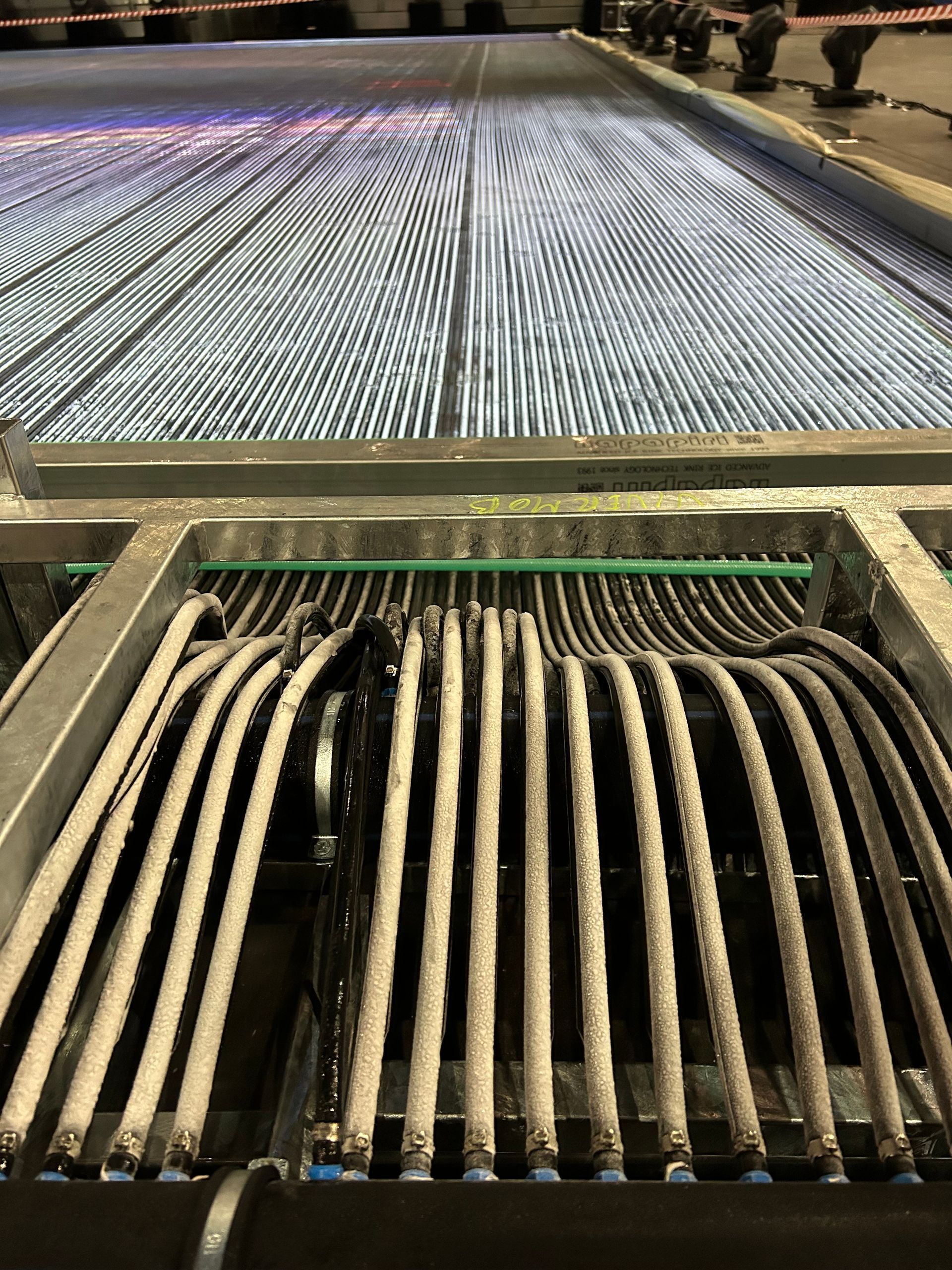 Suelo frigorífico que empieza a enfriarse para realizar la capa de hielo en una pista de hielo móvil