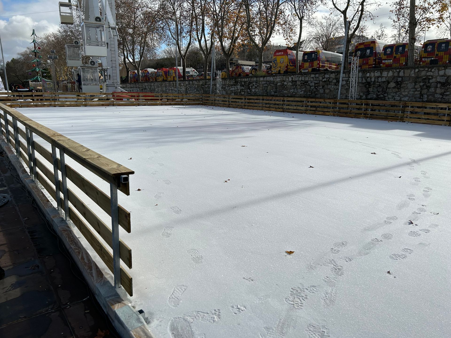 Pista de hielo recién instalada con su vallado de madera