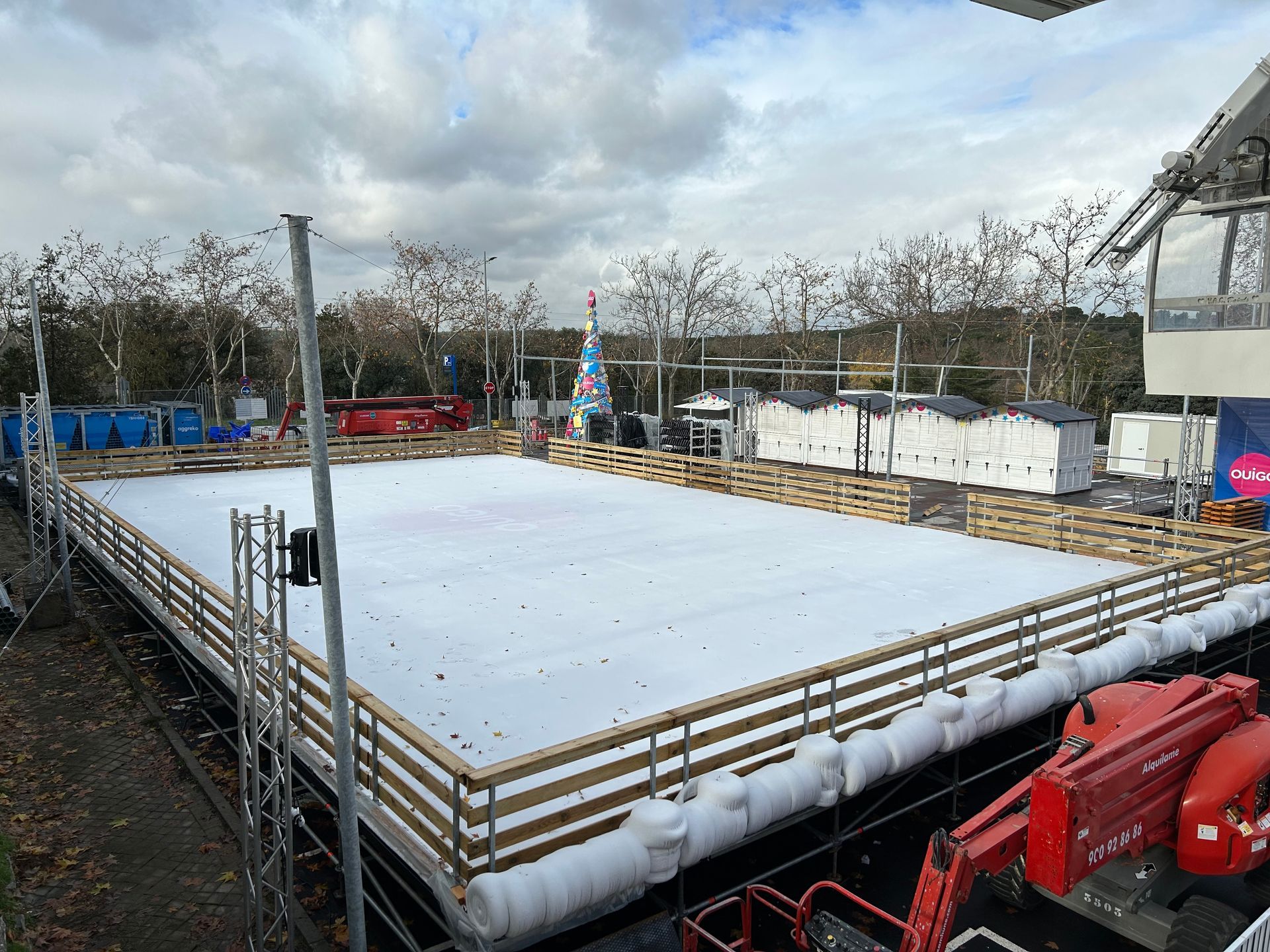 Pista de hielo móvil al aire libre con su valla de madera