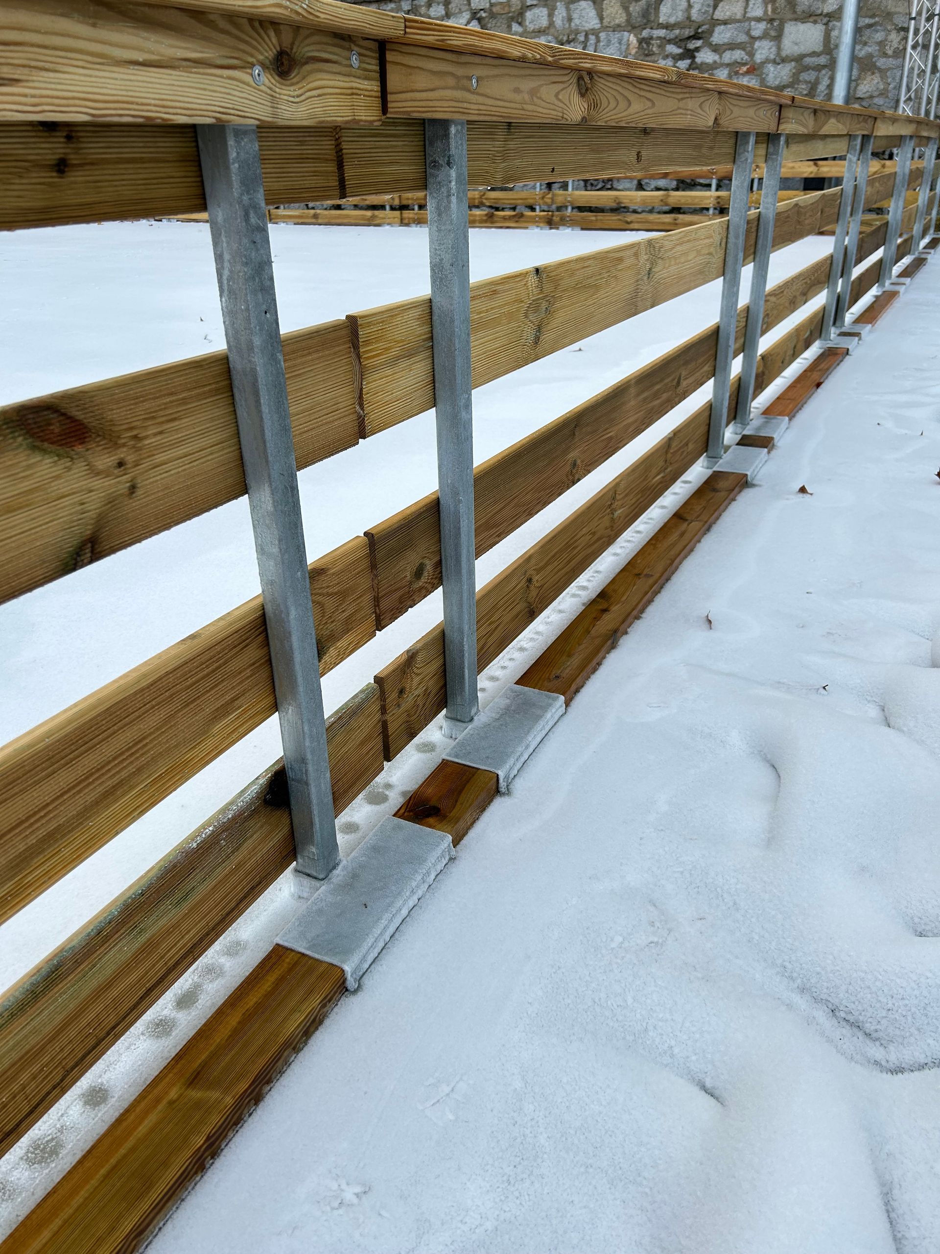 Valla de madera perimetral de una pista de hielo de ocio