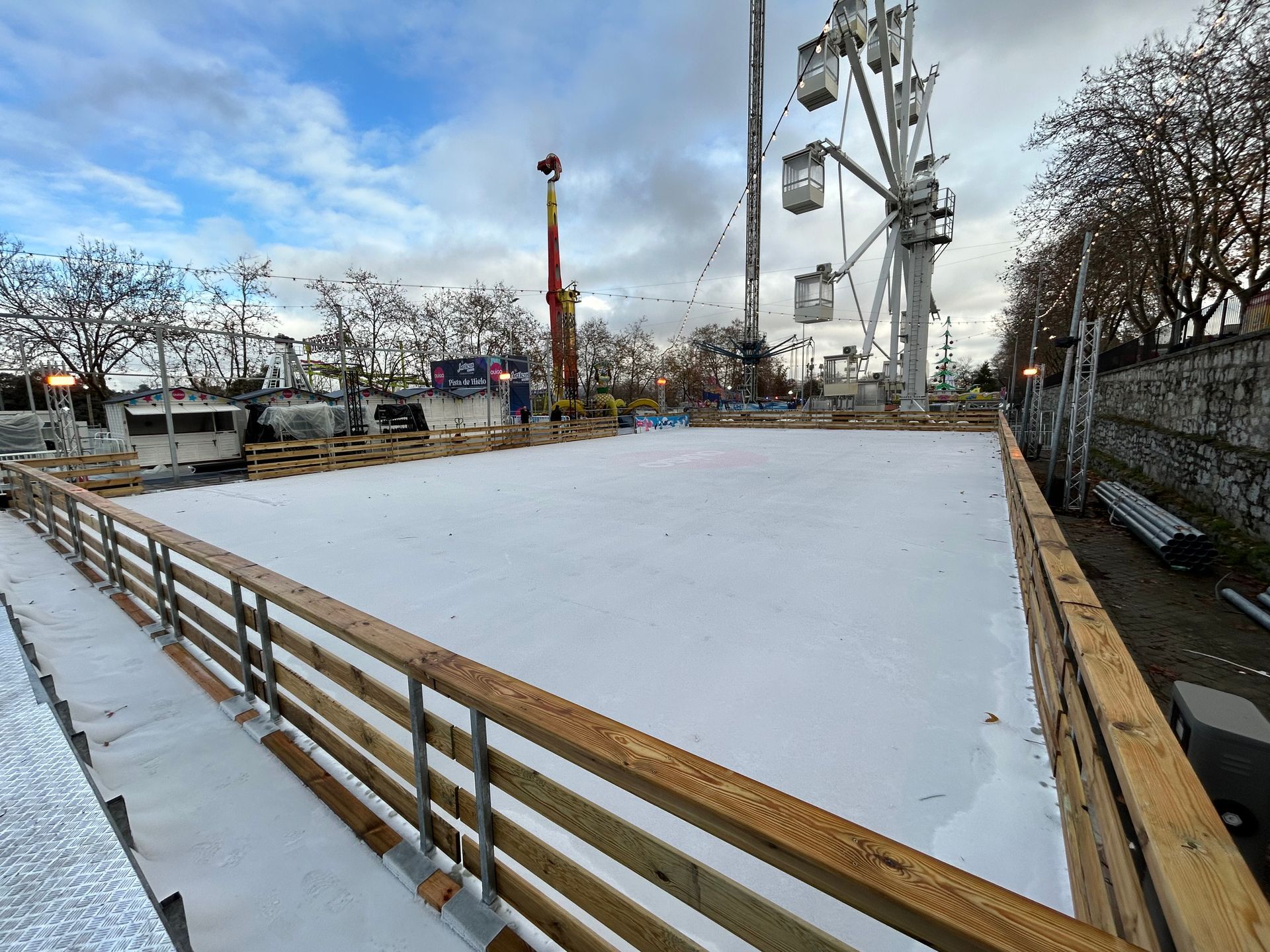 Pista de hielo al aire libre en un parque de atracciones para niños
