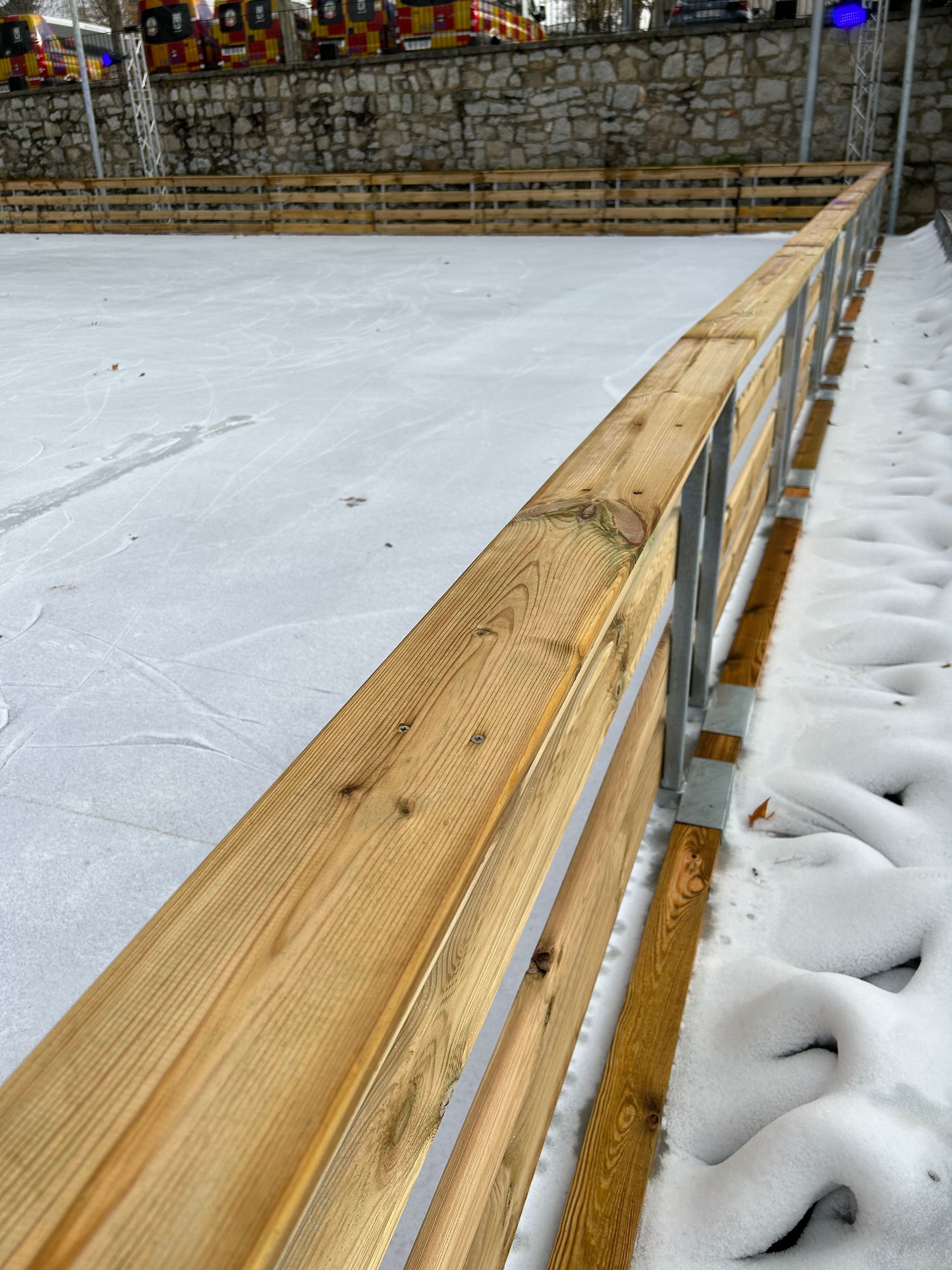 Vallado perimetral de madera en una pista de hielo al aire libre