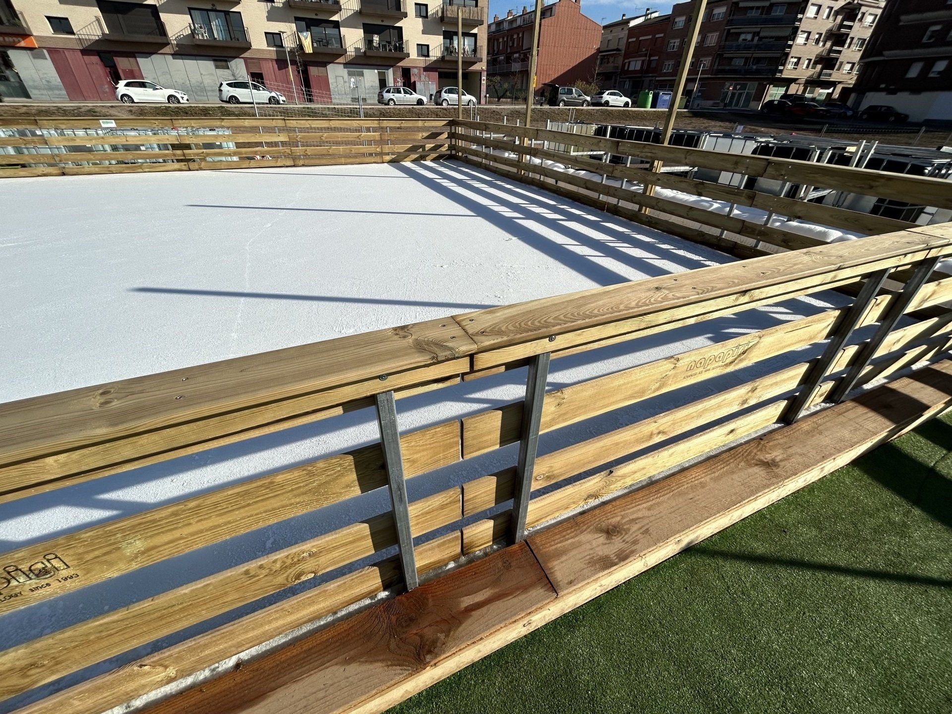 Una pista de hielo con una valla de madera alrededor.