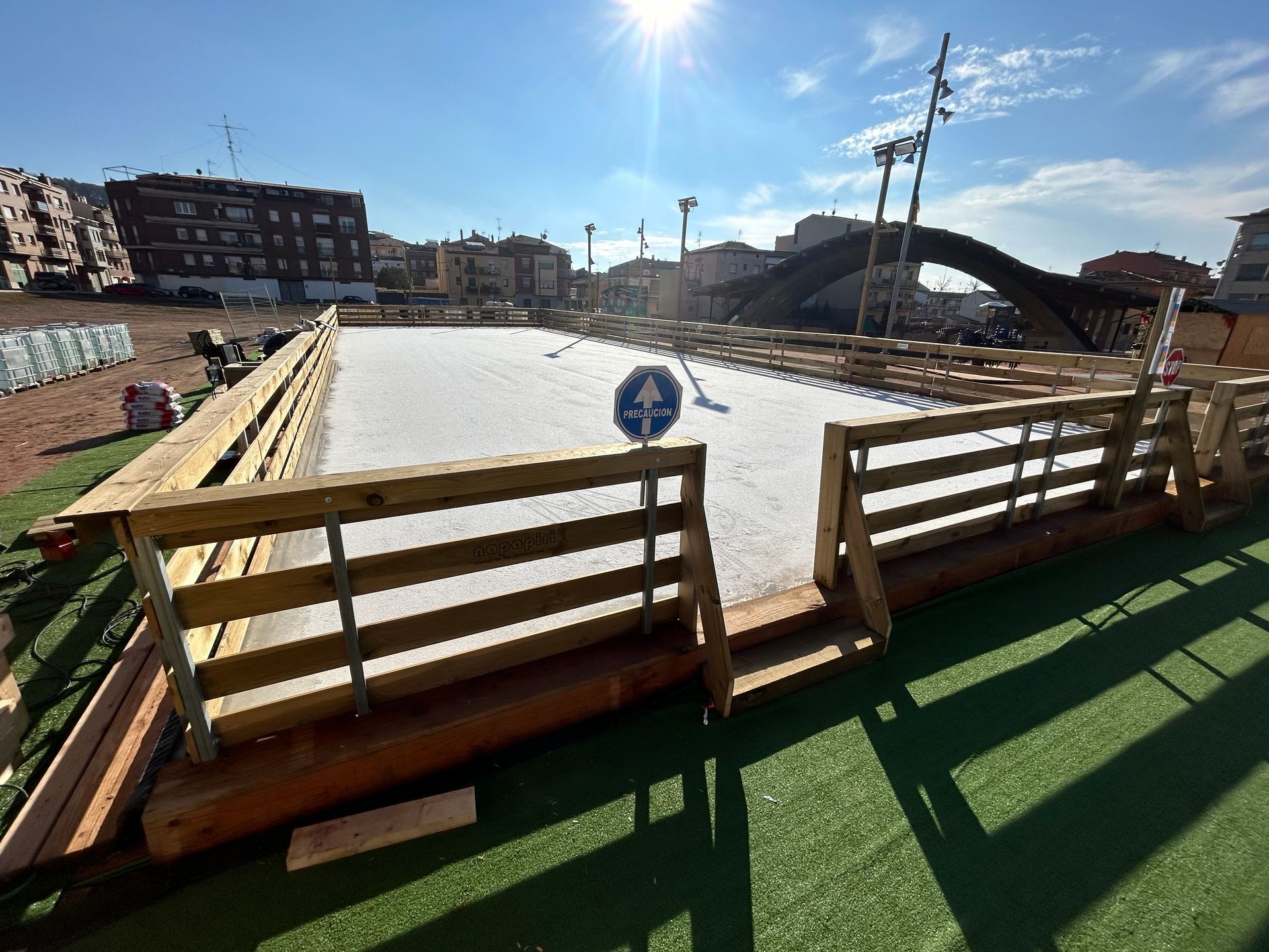 Entrada a una pista de hielo móvil instalada al aire libre