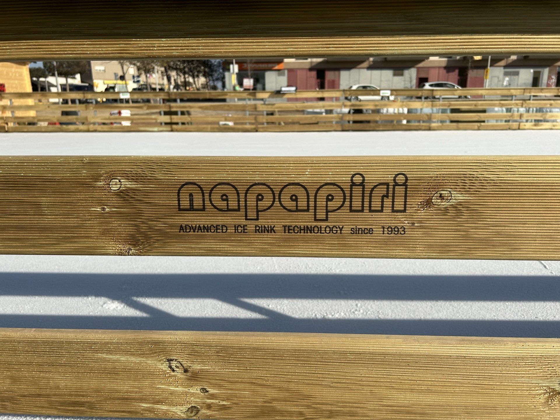 Una caja de madera con la palabra napapirl escrita en ella.