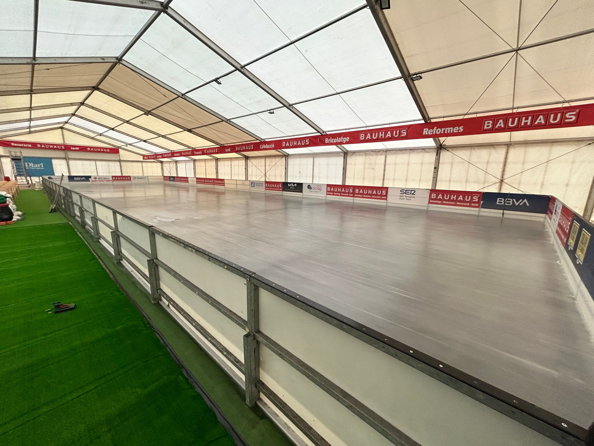 Una gran pista de hielo cubierta con un cartel de la Bauhaus en el lateral.