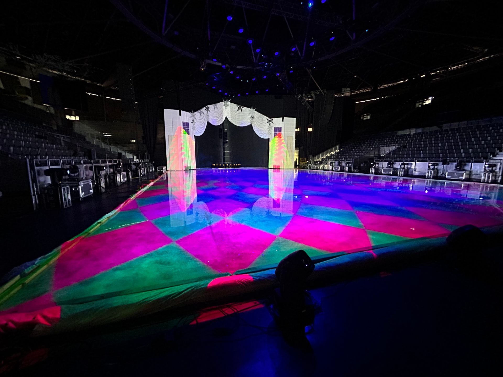 Un estadio vacío con una pista de baile colorida en el medio.