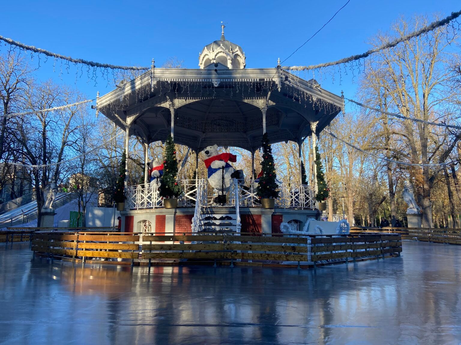 Un mirador en un parque con una pista de hielo enfrente.