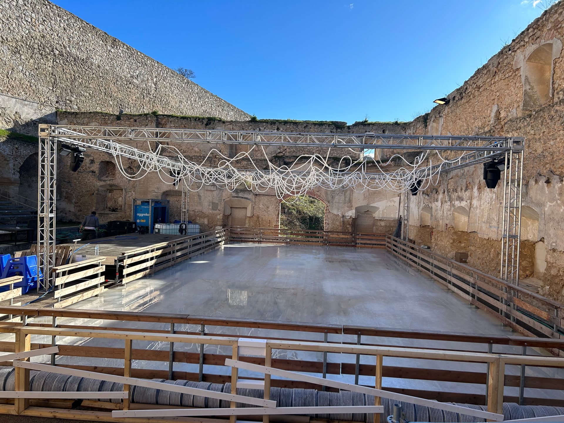 Hay una gran pista de hielo en el medio de un edificio.