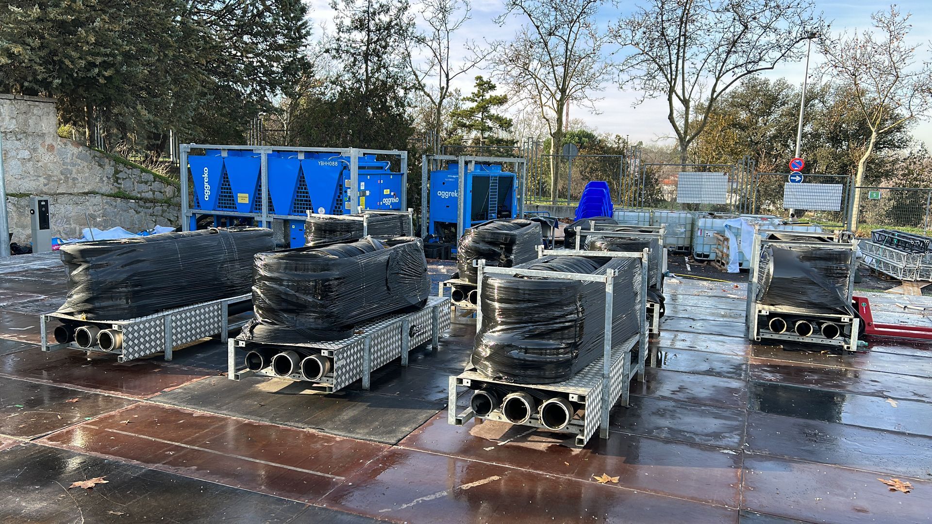 Un montón de camiones están estacionados en un estacionamiento.