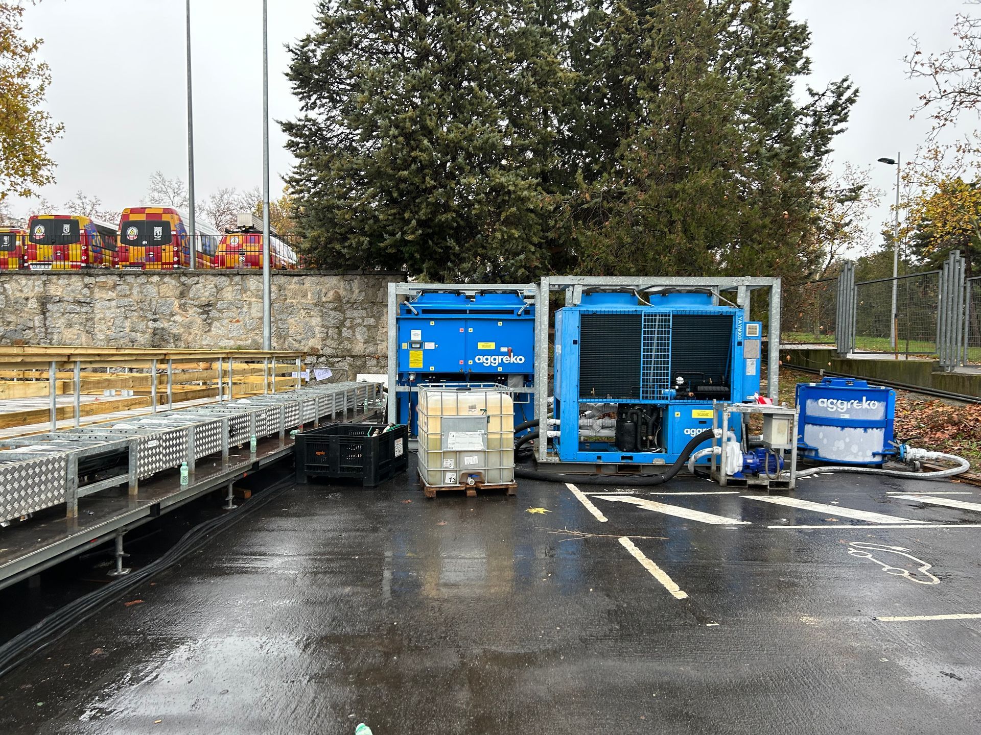 Un estacionamiento con muchos camiones y contenedores en él.