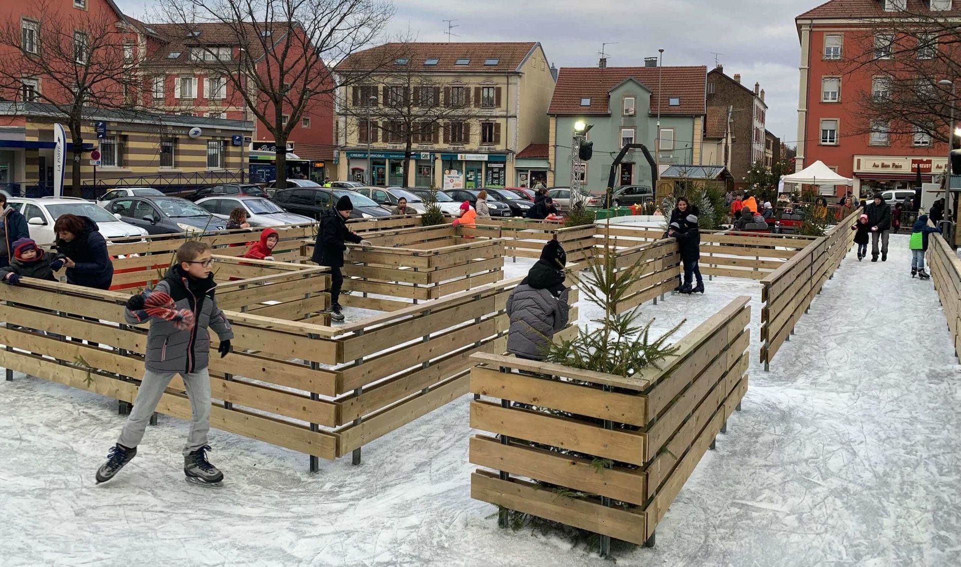 Paseo de hielo entre vallado de madera en una pista de hielo