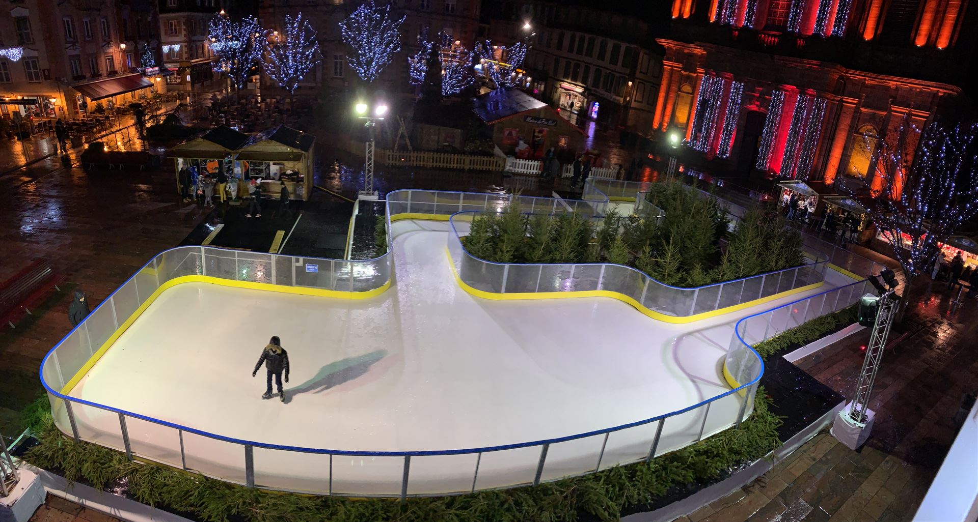 Pista de hielo y paseo de hielo en un centro urbano