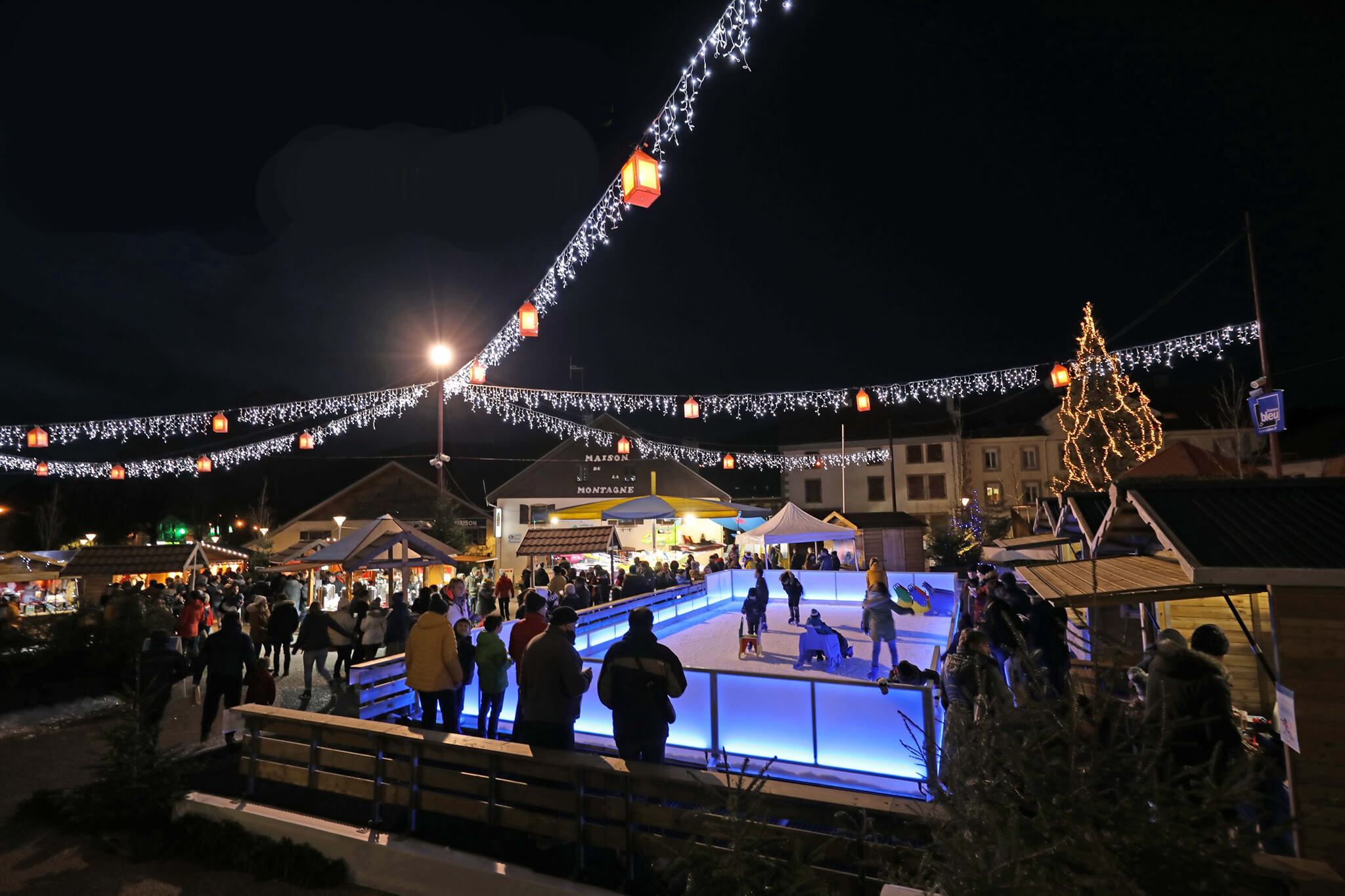 Pista de hielo móvil exterior con iluminación nocturna