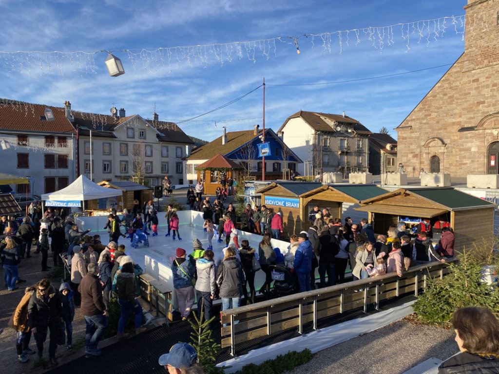 Pista de hielo pequeña al aire libre con casetas de madera