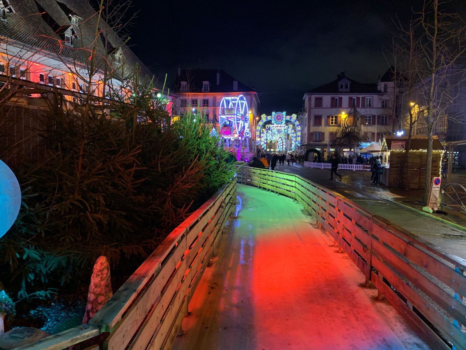 Un paseo de hielo estrecho para patinar en un centro urbano
