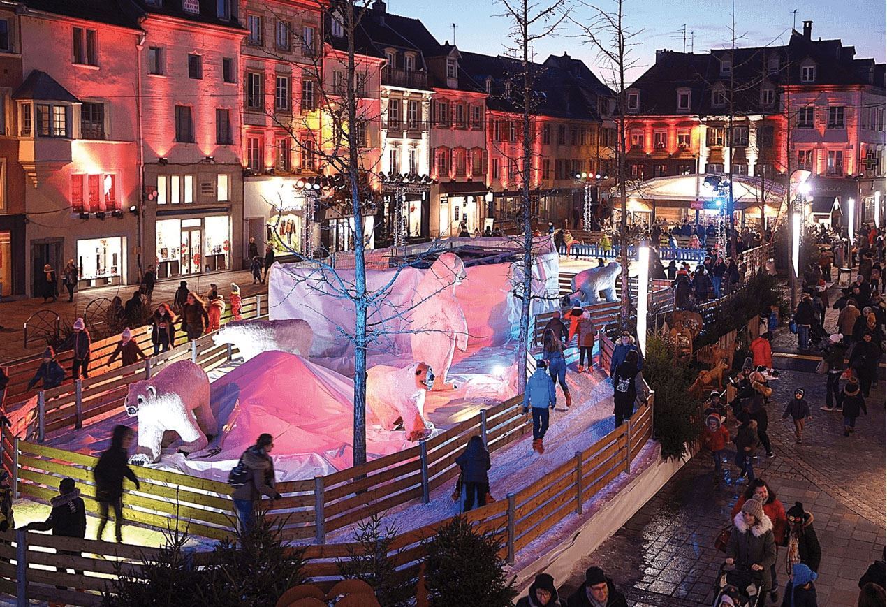 Paseo de hielo al aire libre alrededor de osos polares en una plaza publica