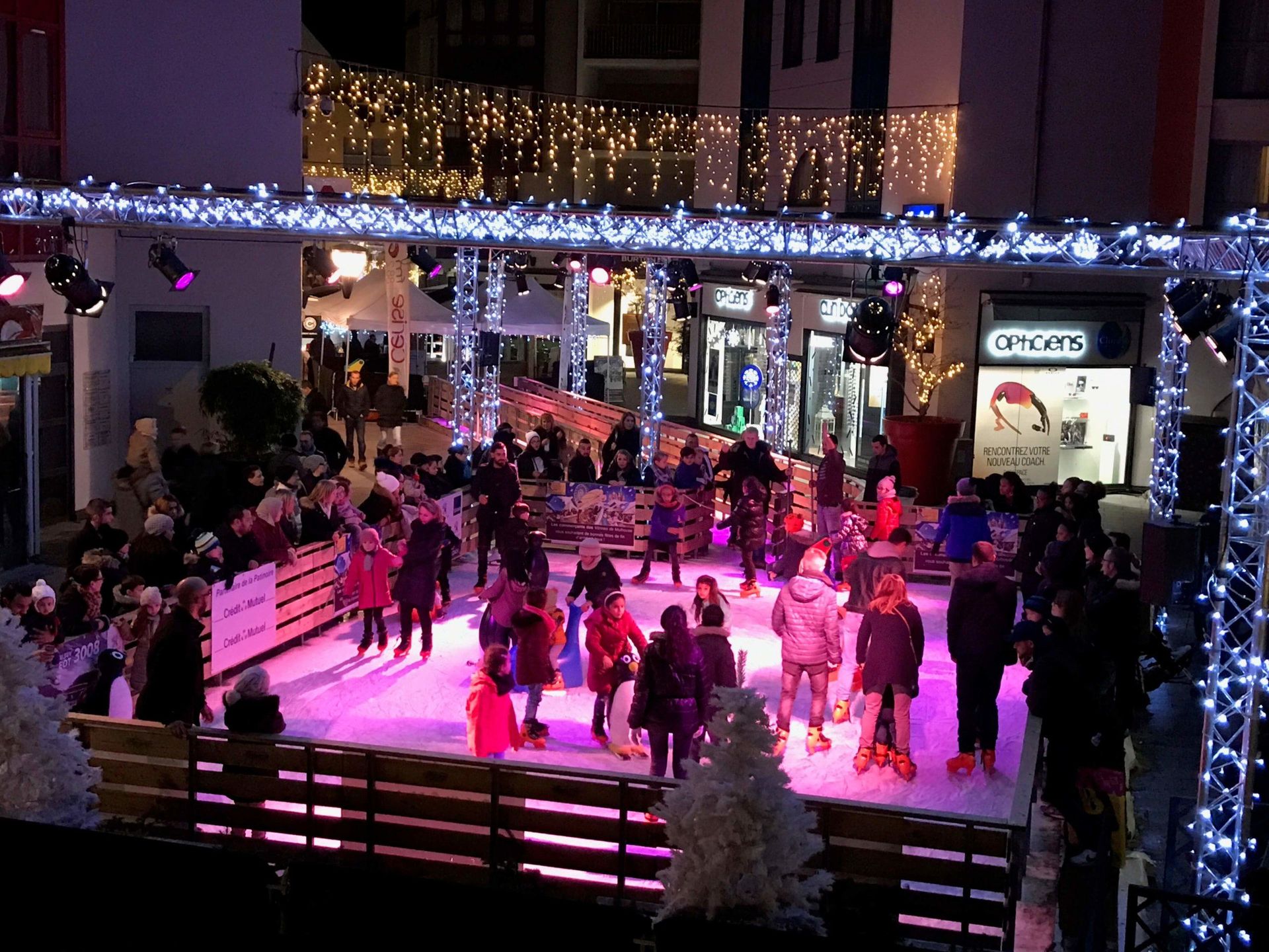Una pequeña pista de hielo con su vallado de madera en el exterior de una zona urbana