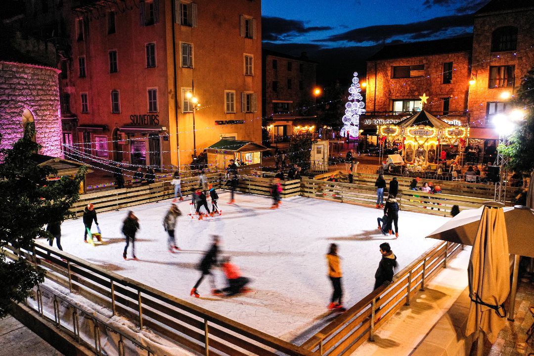 Pista de hielo móvil navideña en una plaza publica
